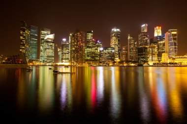 Singapur şehir gece, marina defne ile su yansımalar.