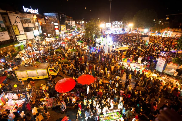 CHIANGMAI, THAILAND - DEC 31: reunidos no centro da cidade na contagem regressiva durante as celebrações do Ano Novo — Fotografia de Stock