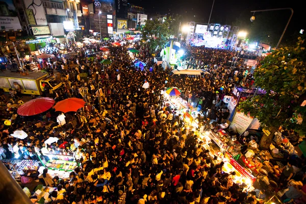 Chiangmai, Thajsko - prosinec 31: shromáždili v centru města na odpočítávání během oslavy nového roku — Stock fotografie