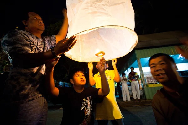 Chiangmai, thailand - 31 dec: vrijlating van sky lantaarns tijdens de viering van Nieuwjaar — Stockfoto
