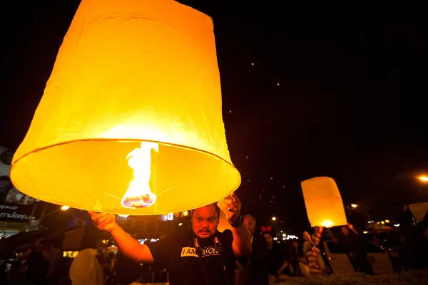 Chiangmai, Thajsko - prosinec 31: uvolnění sky lucerny během oslavy nového roku — Stock fotografie