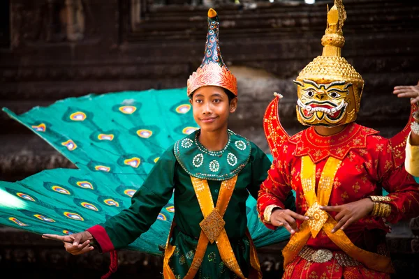 SIEM REAP, CAMBODIA - DEC 13: An unidentified cambodians in national dress poses for tourists in Angkor Wat — Stock Photo, Image