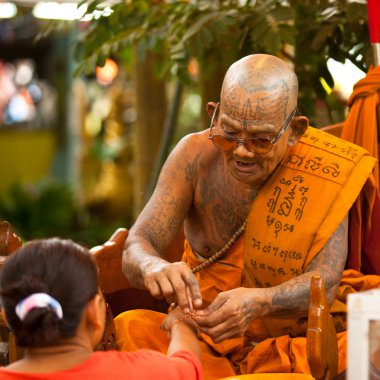 Ko chang, Tayland - 28 Kasım: Budist lama kutsar katılımcılar loy krathong Festivali, 28 Kasım 2012 Chang, Tayland.