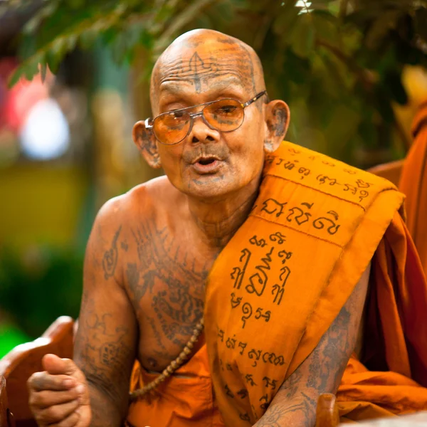 Koh chang, thailand - 28 nov: boeddhistische lama zegent deelnemers loy krathong festival, 28 november 2012 op chang, thailand. — Stockfoto