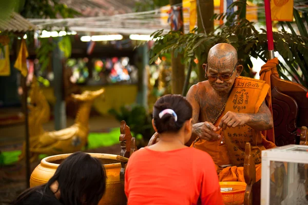 Koh chang, thailand - 28 nov: boeddhistische lama zegent deelnemers loy krathong festival, 28 november 2012 op chang, thailand. — Stockfoto