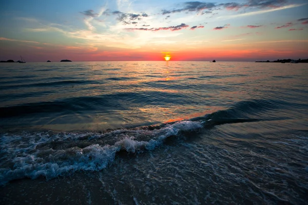 Naturzusammensetzung - Sonnenuntergang über dem Ozean. — Stockfoto