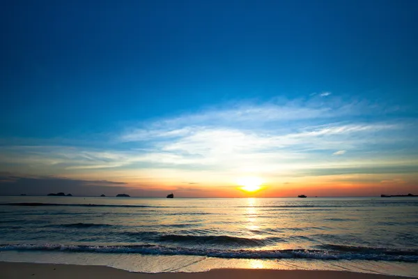 Belo pôr do sol na costa da ilha de Chang no Golfo do Sião — Fotografia de Stock