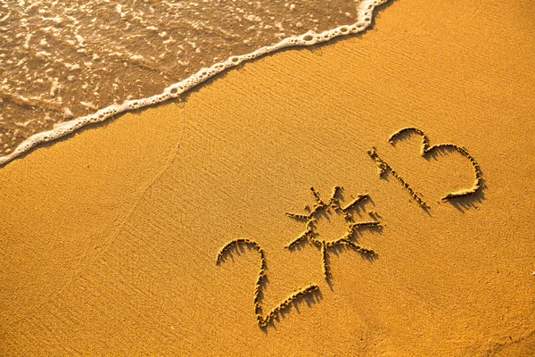 2013 geschreven in het zand op het strand textuur — Stockfoto