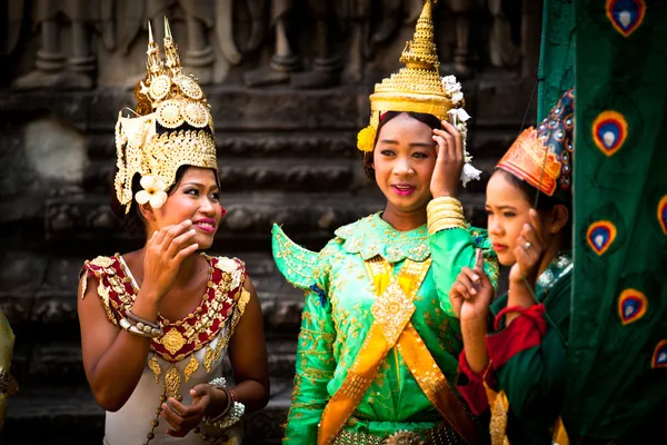 Siem reap, Kambodscha - 13. Dezember: Ein unbekannter Kambodschaner in Nationalkleidung posiert für Touristen in angkor wat, — Stockfoto