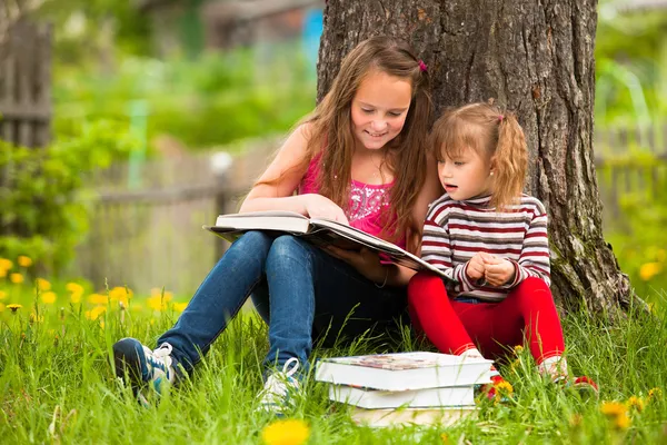 Dzieci, czytanie książki w lato park — Zdjęcie stockowe