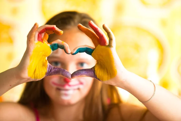Handgeschilderde kind - meisje vingers gevouwen in de vorm van hart — Stockfoto