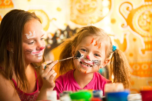 Junge Schwestern spielen mit der Malerei — Stockfoto