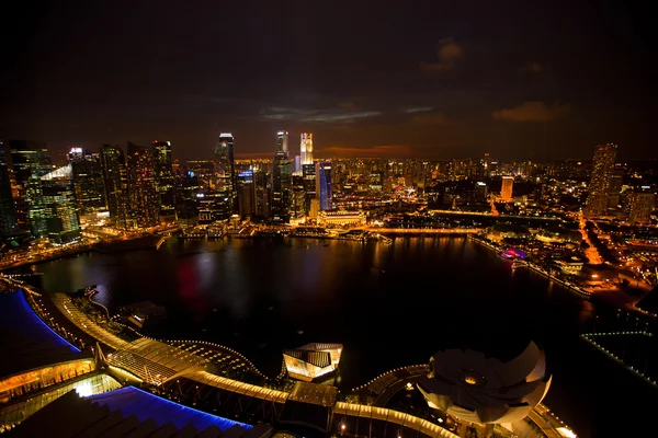 Stadtpanorama von Singapore vom Dach des Marina Bay Hotels, in der Nacht. — Stockfoto