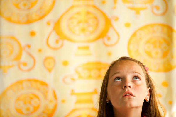 Little girl looks upwards, conceptual photography about anticipation — Stockfoto