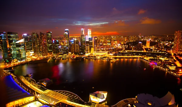 Weergave van singapore van dak marina bay hotel in nacht — Stockfoto