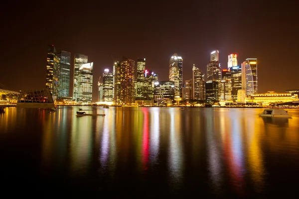 Singapore Skyline bei Nacht — Stockfoto