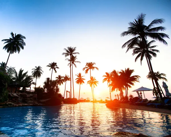 Hermosa puesta de sol en un resort de playa en los trópicos —  Fotos de Stock