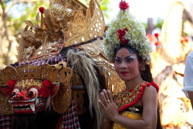 Bali, Endonezya - 9 Nisan: Balili kız poz turists klasik bir ulusal Bali dansı önce için