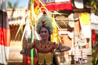 Bali, Endonezya - 9 Nisan: Balili kız poz turists klasik bir ulusal Bali dansı önce için