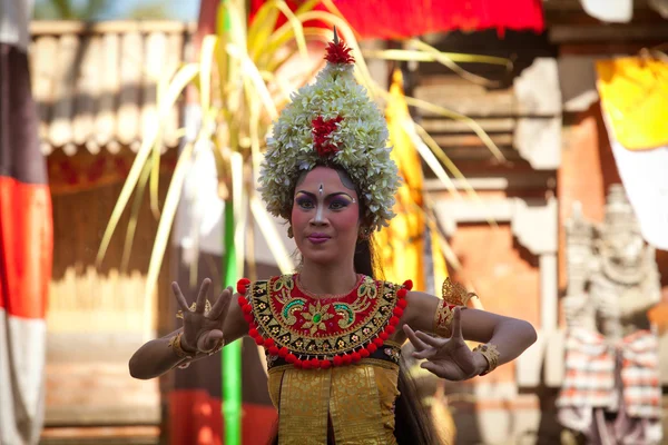 BALI, INDONESIA - 9 DE ABRIL: Niña balinesa posando para turistas ante una danza balinesa nacional clásica — Foto de Stock