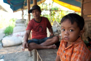 Bali, Endonezya - 11 Nisan: tanımlanamayan çocuk ve ailesi bir çöpe 11 Nisan 2012 tarihinde bali atma olarak çalışıyor. Bali, her gün 10.000 metreküp atık üretilen.