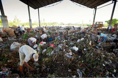 Bali, Endonezya olmak-Nisan 11: yoksul Java Adası bir çöpe 11 Nisan 2012 tarihinde bali, Endonezya atma olarak çalışıyor. Bali, her gün 10.000 metreküp atık üretilen.