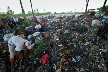 Bali, Endonezya olmak-Nisan 11: yoksul Java Adası bir çöpe 11 Nisan 2012 tarihinde bali, Endonezya atma olarak çalışıyor. Bali, her gün 10.000 metreküp atık üretilen.