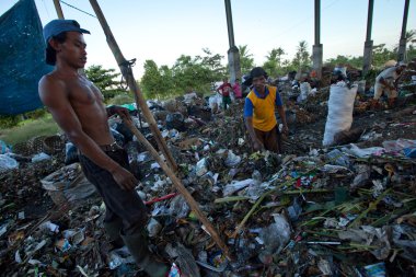 Bali, Endonezya olmak-Nisan 11: yoksul Java Adası bir çöpe 11 Nisan 2012 tarihinde bali, Endonezya atma olarak çalışıyor. Bali, her gün 10.000 metreküp atık üretilen.