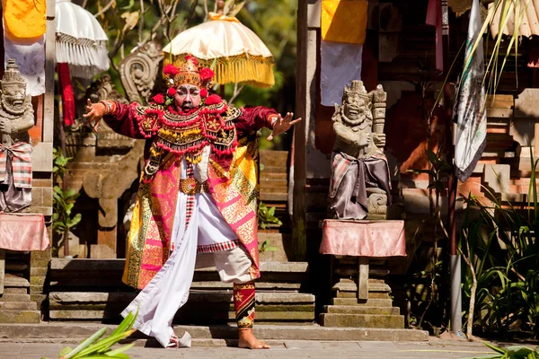 BALI, INDONESIA - 9 DE ABRIL: Actores balineses durante un clásico baile nacional balinés Barong el 9 de abril de 2012 en Bali, Indonesia. Barong es un espectáculo cultural muy popular en Bali . — Foto de Stock