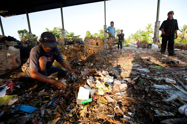 BALI, INDONÉSIE be- 11 AVRIL : Pauvre de l'île de Java travaillant dans un charognage à la décharge le 11 avril 2012 à Bali, Indonésie. Bali produit quotidiennement 10.000 mètres cubes de déchets . — Photo