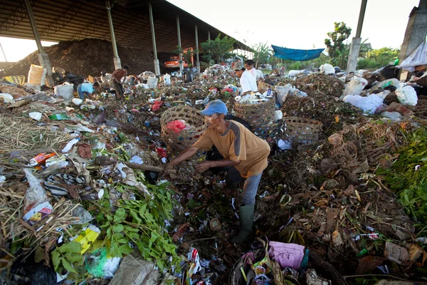 BALI, INDONESIA be- 11 DE ABRIL: Pobres de la isla de Java que trabajan en un desguace en el vertedero el 11 de abril de 2012 en Bali, Indonesia. Bali produce diariamente 10.000 metros cúbicos de residuos . —  Fotos de Stock