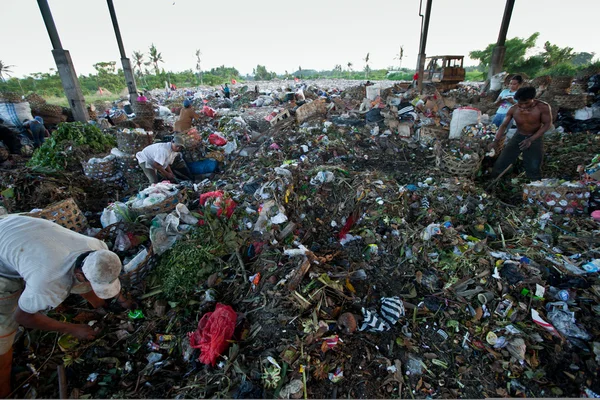 BALI, INDONÉSIA be- APRIL 11: Poor from Java island working in a scavenging at the dump on April 11, 2012 on Bali, Indonesia. Bali produziu diariamente 10.000 metros cúbicos de resíduos . — Fotografia de Stock