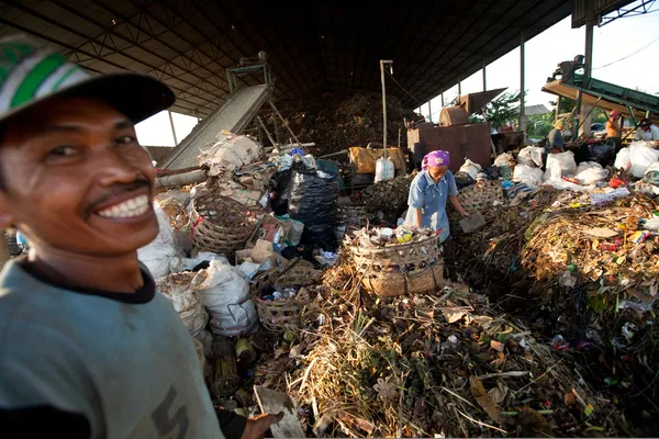 BALI, INDONESIA be- 11 APRILE: Povero di Giava che lavora in una discarica l '11 aprile 2012 a Bali, Indonesia. Bali produce giornalmente 10.000 metri cubi di rifiuti . — Foto Stock