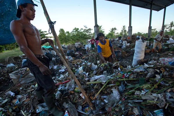 BALI, INDONESIA be- 11 APRILE: Povero di Giava che lavora in una discarica l '11 aprile 2012 a Bali, Indonesia. Bali produce giornalmente 10.000 metri cubi di rifiuti . — Foto Stock