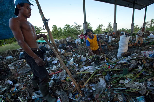 BALI, INDONÉSIE be- 11 AVRIL : Pauvre de l'île de Java travaillant dans un charognage à la décharge le 11 avril 2012 à Bali, Indonésie. Bali produit quotidiennement 10.000 mètres cubes de déchets . — Photo