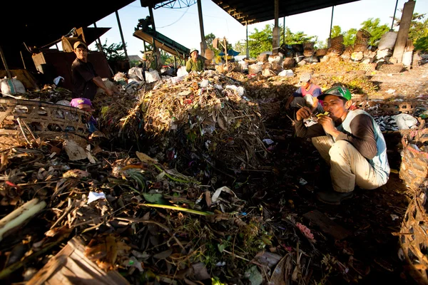 БАЛИ, ИНДОНЕЗИЯ - АПРЕЛЬ 11: Бедные жители острова Ява, работающие на свалке 11 апреля 2012 года на острове Бали, Индонезия. Бали ежедневно производил 10 000 кубометров отходов . — стоковое фото