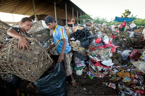 BALI, INDONÉSIA be- APRIL 11: Poor from Java island working in a scavenging at the dump on April 11, 2012 on Bali, Indonesia. Bali produziu diariamente 10.000 metros cúbicos de resíduos . — Fotografia de Stock