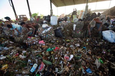 Bali, Endonezya olmak-Nisan 11: yoksul Java Adası bir çöpe 11 Nisan 2012 tarihinde bali, Endonezya atma olarak çalışıyor. Bali, her gün 10.000 metreküp atık üretilen.