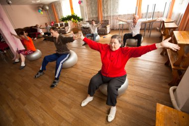 Podporozhye, Rusya - 5 Temmuz: emekliler ve engelliler Otrada sosyal hizmetler merkezinde sağlık günü