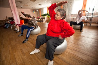 Podporozhye, Rusya - 5 Temmuz: emekliler ve engelliler Otrada sosyal hizmetler merkezinde sağlık günü