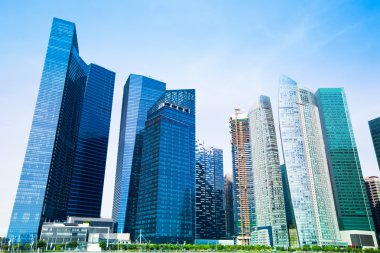 uzun boylu ve modern gökdelenler iş bölgesinde Singapur şehir