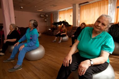 Podporozhye, Rusya - 4 Mayıs: emekliler ve engelliler Otrada sosyal hizmetler merkezinde sağlık günü