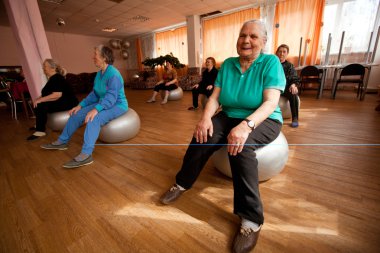 Podporozhye, Rusya - 4 Mayıs: emekliler ve engelliler Otrada sosyal hizmetler merkezinde sağlık günü