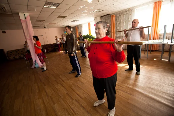 Podporozje, Rusland - 5 juli: dag van gezondheid in midden van sociale diensten voor gepensioneerden en de handicap otrada — Stockfoto