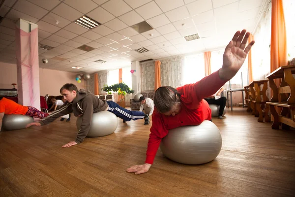 Podporozje, Rusland - 5 juli: dag van gezondheid in midden van sociale diensten voor gepensioneerden en mensen met een handicap otrada — Stockfoto