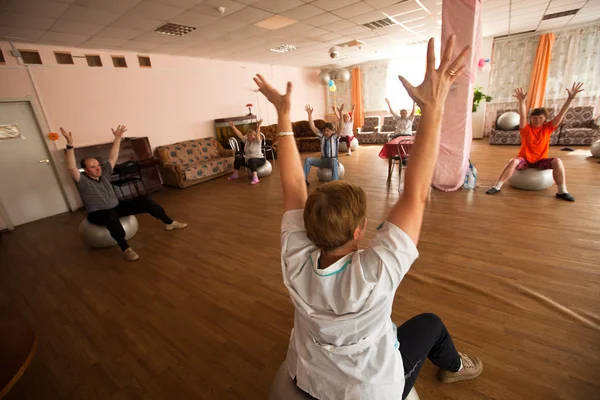 PODPOROZHYE, RUSIA - 5 de julio: Día de la Salud en el Centro de servicios sociales para pensionistas y discapacitados Otrada —  Fotos de Stock