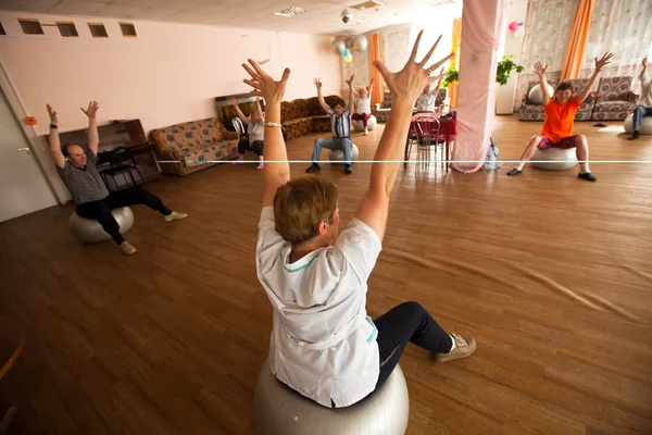 Podporozje, Rusland - 5 juli: dag van gezondheid in midden van sociale diensten voor gepensioneerden en de handicap otrada — Stockfoto