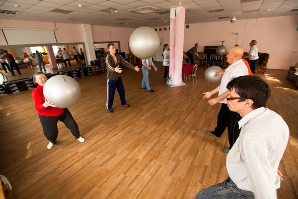 Podporozje, Rusland - 5 juli: dag van gezondheid in midden van sociale diensten voor gepensioneerden en mensen met een handicap otrada — Stockfoto