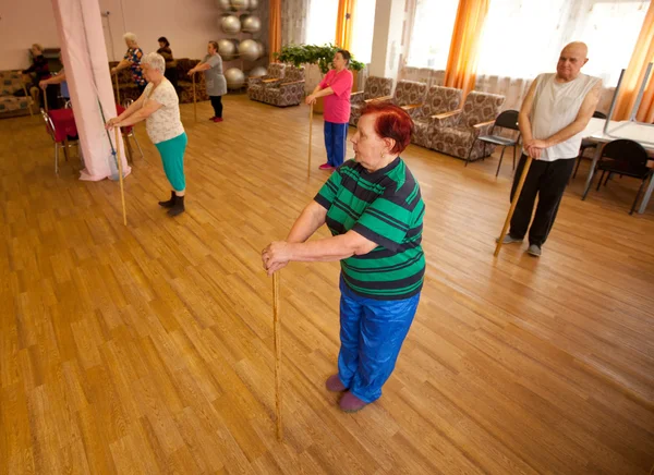 Podporozje, Rusland - 5 juli: dag van gezondheid in midden van sociale diensten voor gepensioneerden en de handicap otrada — Stockfoto