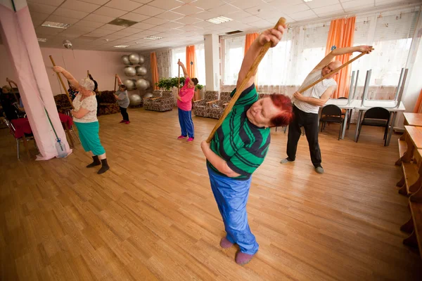 Podporozje, Rusland - 5 juli: dag van gezondheid in midden van sociale diensten voor gepensioneerden en de handicap otrada — Stockfoto